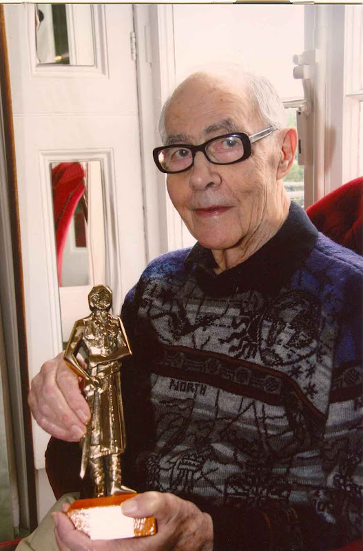 Peter O'Donnell with his Haxtur Award, a Spanish award for comics, presented in 2006