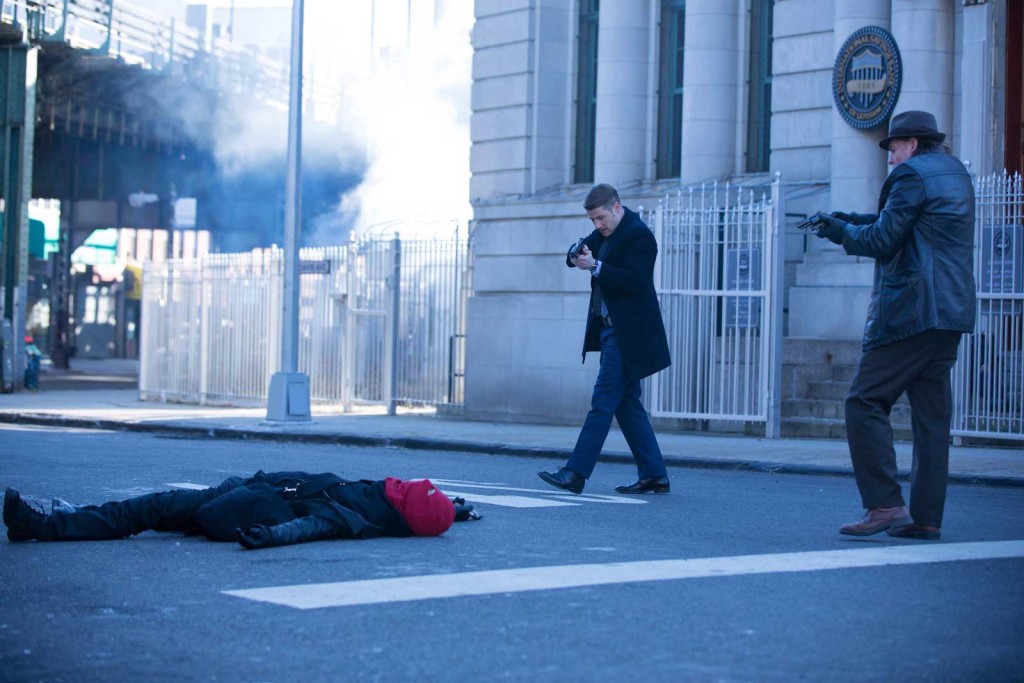 Ben McKenzie as Detective James Gordon and Donal Logue as Detective Harvey Bullock in the Gotham episode "Red Hood".
