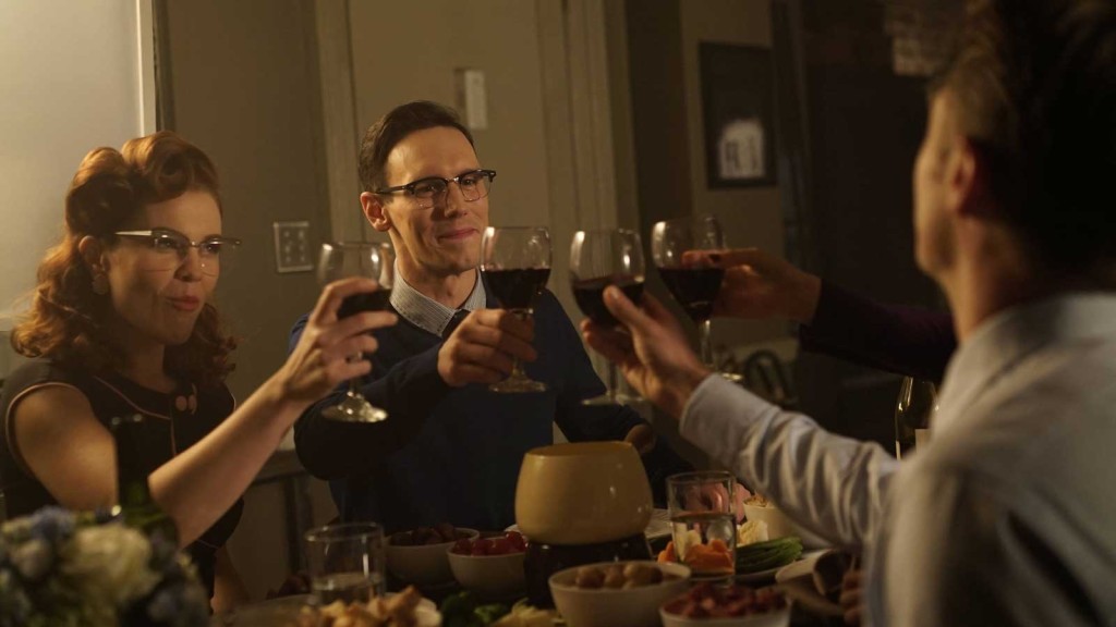 Chelsea Spack as Kristen Kringle and Cory Michael Smith as Edward Nygma (the Future Riddler) at a dinner party with James Gordon (Ben McKenzie) and Dr. Leslie Thompkins (Morena Baccarin)