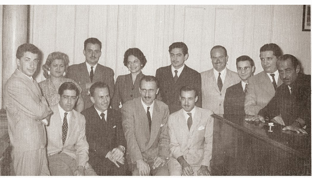 Alberto Breccia (on the far right of the photo, with hands resting on the counter) at a meeting of cartoonists in the 1950s.