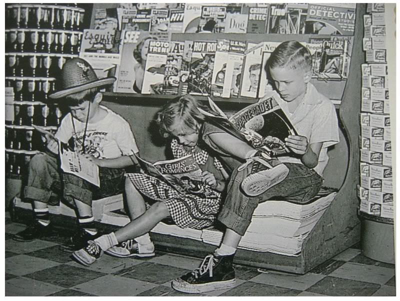Kids reading comics in a US store, in 1952