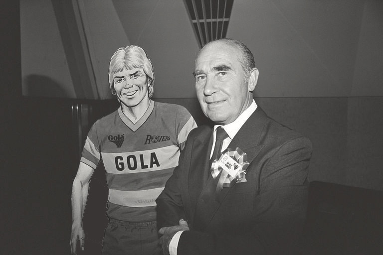 Roy and Sir Alf Ramsey at the launch of Roy's new Gola strip. Photo via Barrie Tomlinson