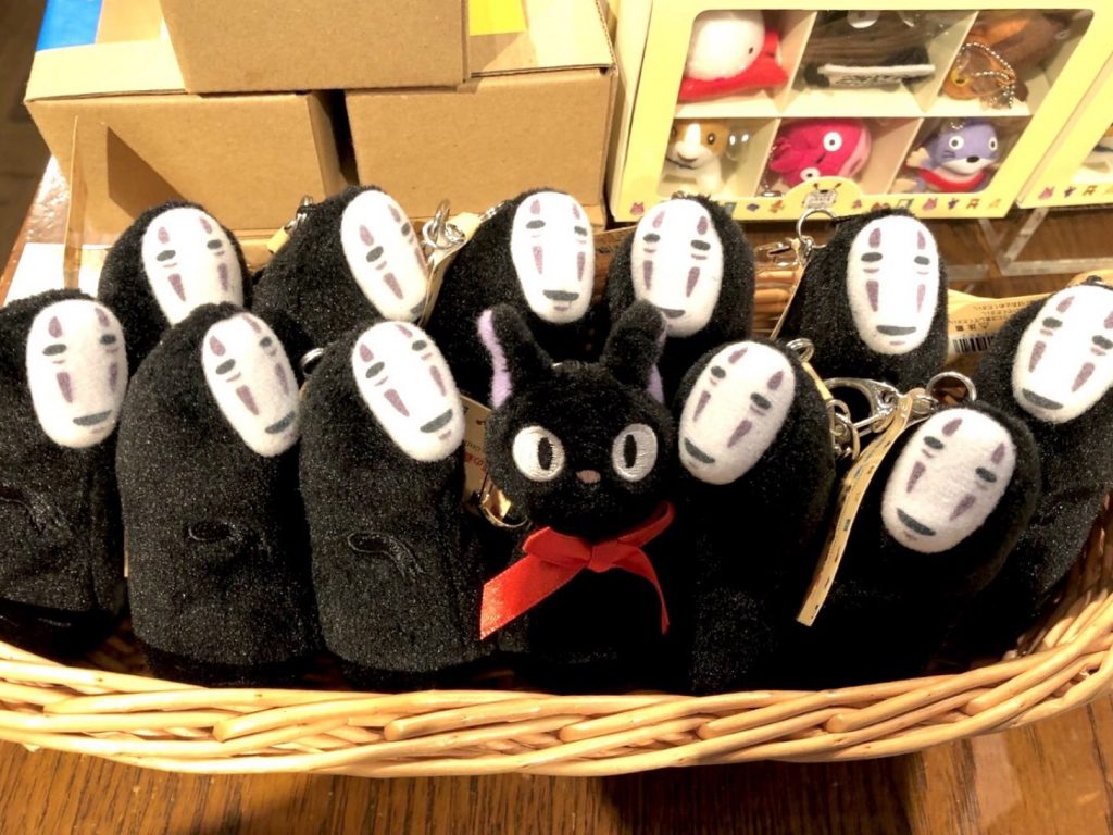 Gigi in a difficult situation in the Ghibli Museum shop, due to a lack of space! Via Twitter