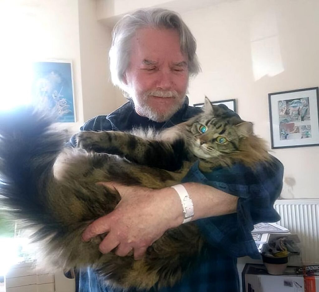 Ian Gibson at home with his pet cat "Floofy" in 2019. Photo: Zaph00dd