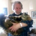 Ian Gibson at home with his pet cat "Floofy" in 2019. Photo: Zaph00dd