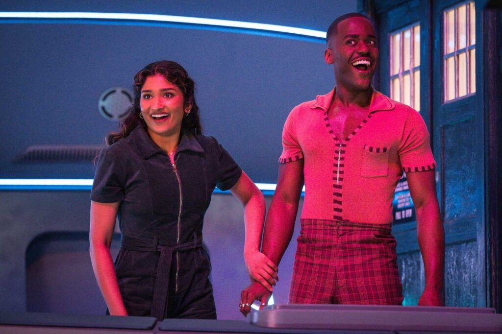 Belinda Chandra (Varada Sethu) an The Doctor (Ncuti Gatwa) in Doctor Who – The Interstellar Song Contest