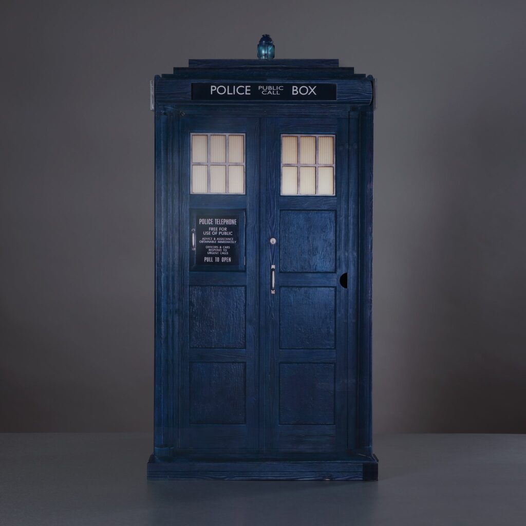 Master Replicas - TARDIS Display Case with Figurines of 17 Doctors (2026)
