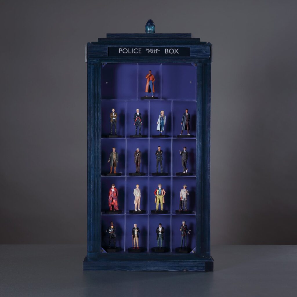 Master Replicas - TARDIS Display Case with Figurines of 17 Doctors (2026)