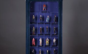 Master Replicas - TARDIS Display Case with Figurines of 17 Doctors (2026)