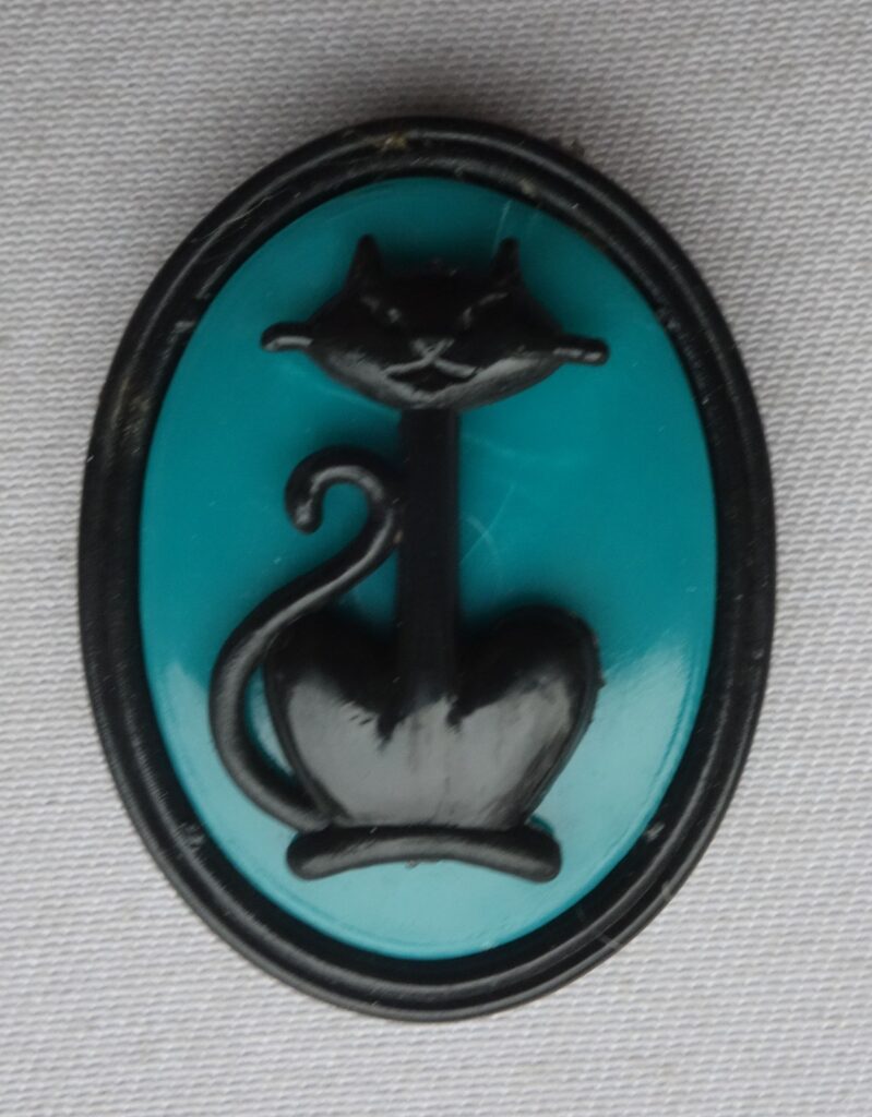 Spellbound Free Gift from No. 3 cover dated 9th October 1976 Black Cat Cameo Badge Green Variant